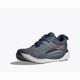 Hoka Gaviota 6 Herre i Midnight Blue/Faded Navy har en mørkegrå atletisk overdel, chunky hvid og mørk sål, marineblå snørebånd og et orange logo på siden, der vises mod en almindelig hvid baggrund.