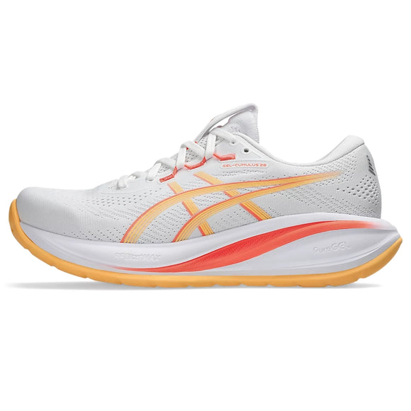 En hvid ASICS Gel-Cumulus 28 dame-løbesko i farvekombinationen White/Orange Glow med orange og gule detaljer, overdel i mesh, snørelukning og en orangefarvet sål. Skoen er stilfuld og behagelig at have på – perfekt til dine daglige løbeture.