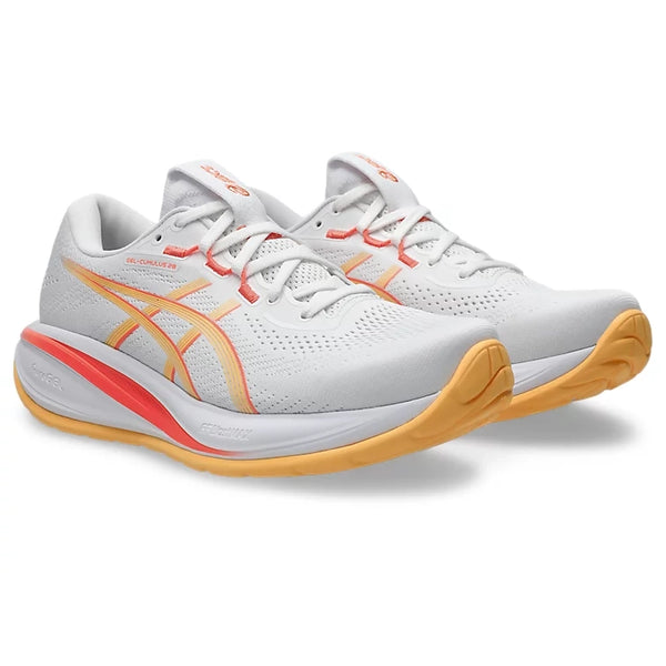 Et par ASICS Gel-Cumulus 28 løbesko til kvinder i farvekombinationen White/Orange Glow, med overdel i mesh med orange og gule detaljer, en gul sål og snørelukning, vist på en ensfarvet hvid baggrund. Denne model forener stil og ydeevne til dine daglige løbeture.