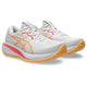 Et par ASICS Gel-Cumulus 28 løbesko til kvinder i farvekombinationen White/Orange Glow, med overdel i mesh med orange og gule detaljer, en gul sål og snørelukning, vist på en ensfarvet hvid baggrund. Denne model forener stil og ydeevne til dine daglige løbeture.