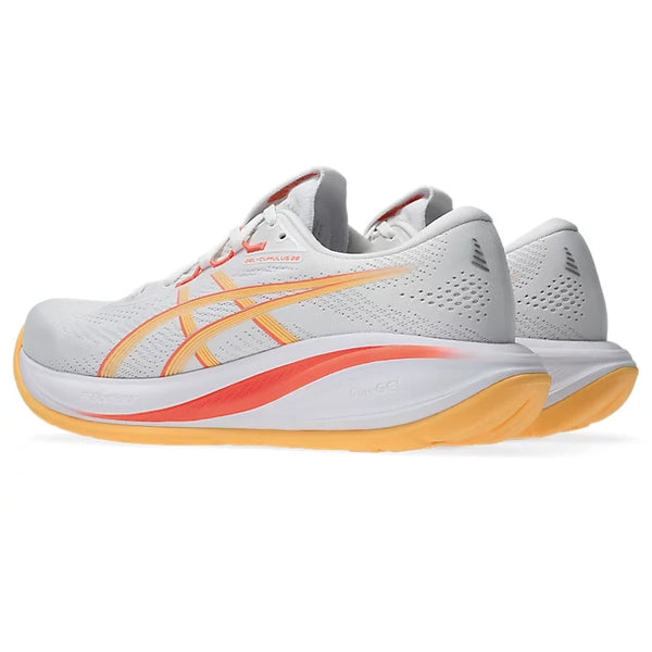 Et par ASICS Gel-Cumulus 28 løbesko til kvinder i farvekombinationen Hvid/Orange Glow, med en åndbar overdel i mesh, buede mellemsåler og orange-gule ydersåler i gummi. Skoene er placeret, så både ydersiden og bagsiden kan ses.