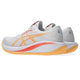 Et par ASICS Gel-Cumulus 28 løbesko til kvinder i farvekombinationen Hvid/Orange Glow, med en åndbar overdel i mesh, buede mellemsåler og orange-gule ydersåler i gummi. Skoene er placeret, så både ydersiden og bagsiden kan ses.