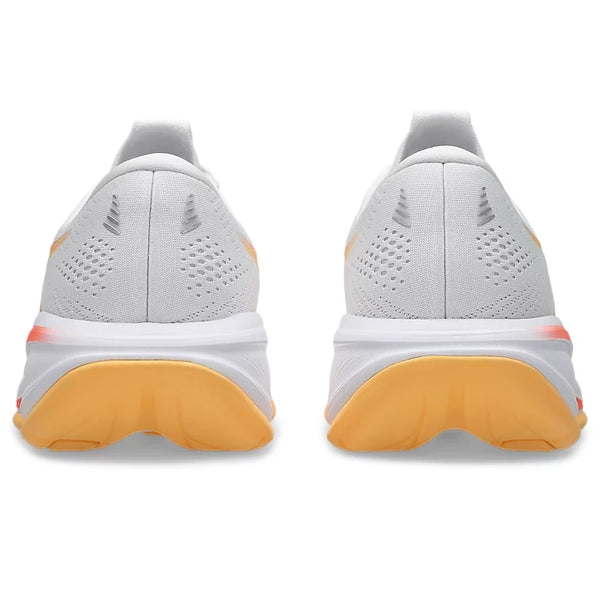 Et par ASICS Gel-Cumulus 28 Dame-løbesko i farvekombinationen hvid/orange glow ses set bagfra, hvor man kan se den åndbare mesh-overdel, den tykke hvide mellemsål og den orange-gule ydersål. Skoene er placeret side om side på en hvid baggrund.