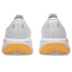 Et par ASICS Gel-Cumulus 28 Dame-løbesko i farvekombinationen hvid/orange glow ses set bagfra, hvor man kan se den åndbare mesh-overdel, den tykke hvide mellemsål og den orange-gule ydersål. Skoene er placeret side om side på en hvid baggrund.
