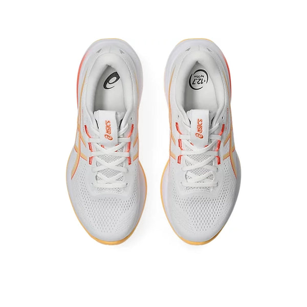 Et par ASICS Gel-Cumulus 28 Dame-sneakers i farven White/Orange Glow med overdel i mesh med orange og beige detaljer, hvide snørebånd samt mærkedetaljer på tungen og indersålen. Dameskoene er afbilledet side om side på en hvid baggrund, set ovenfra.