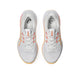 Et par ASICS Gel-Cumulus 28 Dame-sneakers i farven White/Orange Glow med overdel i mesh med orange og beige detaljer, hvide snørebånd samt mærkedetaljer på tungen og indersålen. Dameskoene er afbilledet side om side på en hvid baggrund, set ovenfra.