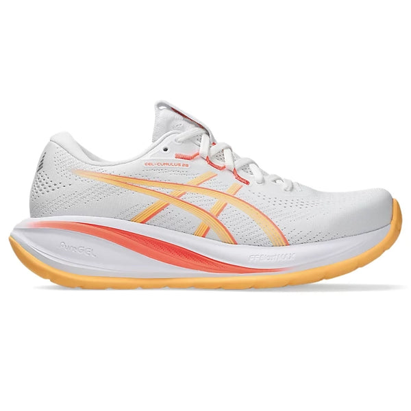 Et par hvide/orange Asics Gel-Cumulus 28-løbesko til kvinder med orange og gule detaljer, der fremviser en tyk sål med påskrifterne »FF BLAST PLUS« og »PureGEL«, set fra siden på en hvid baggrund.