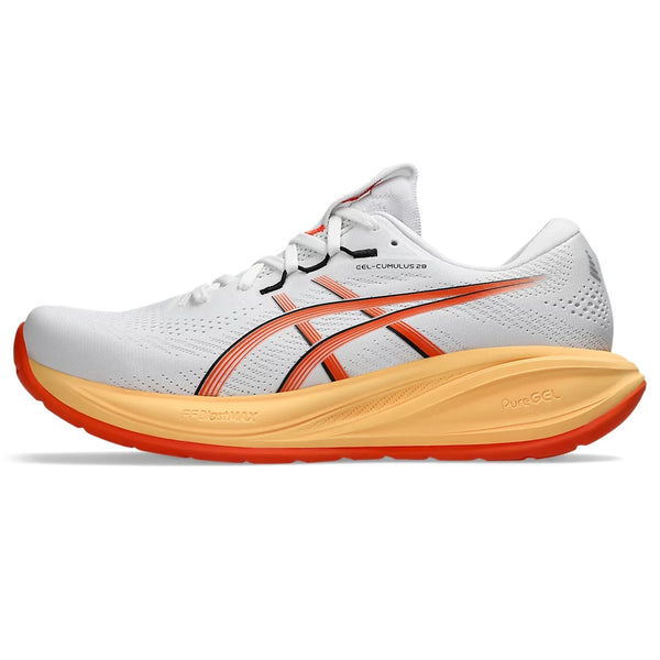 Asics Gel-Cumulus 28, Herre, i hvid/Energy Orange er en komfortabel træningssko designet til mænd, med en hvid, åndbar overdel i mesh med orange og sorte detaljer. Denne herreløbesko har en iøjnefaldende gul-orange sol med farveovergang, en lav profil og det karakteristiske Asics-logo på siden – hvilket gør den ideel til dine daglige løbeture.