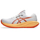 Asics Gel-Cumulus 28, Herre, i hvid/Energy Orange er en komfortabel træningssko designet til mænd, med en hvid, åndbar overdel i mesh med orange og sorte detaljer. Denne herreløbesko har en iøjnefaldende gul-orange sol med farveovergang, en lav profil og det karakteristiske Asics-logo på siden – hvilket gør den ideel til dine daglige løbeture.