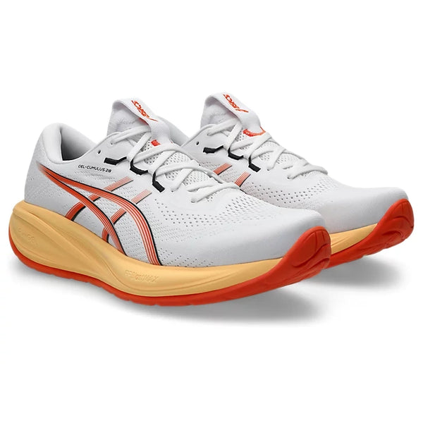 Gå ud i Asics Gel-Cumulus 28, Herre, Hvid/Energy Orange – et par hvide herreløbesko med iøjnefaldende orange og sorte detaljer. Disse komfortable træningssko har overdel i mesh, synlige snørebånd og det karakteristiske ASICS-logo på siden samt en beige sål med orange underside, der giver støtte til enhver træning.
