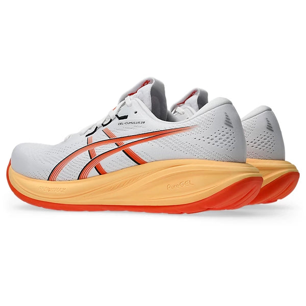 Et par Asics Gel-Cumulus 28 herreløbesko i farvekombinationen White/Energy Orange, med hvid overdel med orange og sorte detaljer samt såler i en levende orange og gul farveovergang. Disse komfortable træningssko er udstillet, så man kan se dem både fra siden og bagfra.