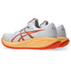 Et par Asics Gel-Cumulus 28 herreløbesko i farvekombinationen White/Energy Orange, med hvid overdel med orange og sorte detaljer samt såler i en levende orange og gul farveovergang. Disse komfortable træningssko er udstillet, så man kan se dem både fra siden og bagfra.