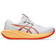Vi præsenterer Asics Gel-Cumulus 28 til mænd i hvid/Energy Orange – en komfortabel træningssko designet til optimal støtte. Denne hvide løbesko til mænd har livlige orange, røde og sorte detaljer samt en iøjnefaldende, tyk orange og gul sål. Det åndbare mesh-materiale sikrer komfort, mens snørelukningen giver en sikker pasform. Et markant Asics-logo pryder siden, hvilket gør skoen til det perfekte valg til dine løbeaktiviteter.