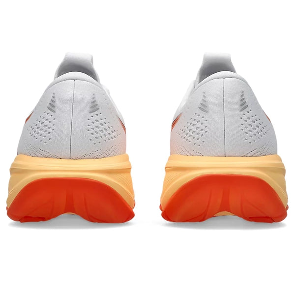 Bagfra set på et par Asics Gel-Cumulus 28 herreløbesko med hvid overdel med perforerede detaljer og mellemsåler i farveovergang, der skifter fra gul til orange, og som afsluttes med ydersåler i en levende energi-orange farve – et fremragende valg for dem, der søger støttende og komfortable træningssko.