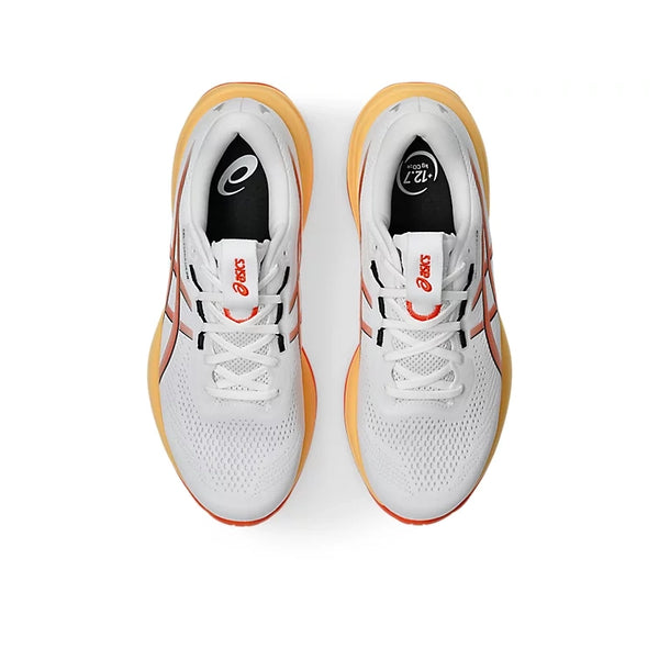 Oversigtsbillede af et par Asics Gel-Cumulus 28 herresko i farvekombinationen White/Energy Orange, med overdel i mesh, hvide snørebånd og markant logo på tungen og siderne. Disse sneakers er designet som komfortable træningssko, der sikrer optimal ydeevne og komfort, og er prydet med detaljer i orange, rødt og gult.