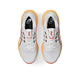 Oversigtsbillede af et par Asics Gel-Cumulus 28 herresko i farvekombinationen White/Energy Orange, med overdel i mesh, hvide snørebånd og markant logo på tungen og siderne. Disse sneakers er designet som komfortable træningssko, der sikrer optimal ydeevne og komfort, og er prydet med detaljer i orange, rødt og gult.