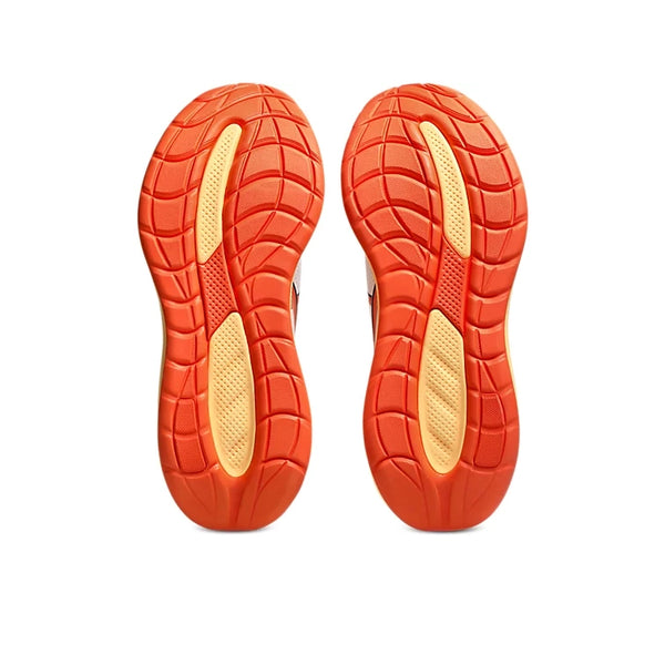 Billedet viser de orange og gule ydersåler på et par Asics Gel-Cumulus 28, Herre (Hvid/Energy Orange), der er afbildet side om side, så mønsteret på sålen er tydeligt synligt. Billedet er taget fra en flad vinkel ovenfra på en hvid baggrund og fremhæver det karakteristiske design, der kendetegner de komfortable træningssko fra Asics.