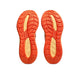 Billedet viser de orange og gule ydersåler på et par Asics Gel-Cumulus 28, Herre (Hvid/Energy Orange), der er afbildet side om side, så mønsteret på sålen er tydeligt synligt. Billedet er taget fra en flad vinkel ovenfra på en hvid baggrund og fremhæver det karakteristiske design, der kendetegner de komfortable træningssko fra Asics.