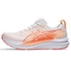 Asics Gel-Kayano 33 til kvinder i farvekombinationen hvid/levende koral har en åndbar overdel i mesh, snørelukning og en stødabsorberende sål. Det ikoniske ASICS-logo pryder siden og understreger skoens identitet som en Asics-løbesko. Denne stabilitetssko er designet til atletisk brug og giver den pålidelige støtte, man forventer af Gel-Kayano-serien.