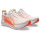 Et par Asics Gel-Kayano 33 løbesko til kvinder i farvekombinationen hvid/Vivid Coral, med overdel i mesh, synligt Asics-logo, støddæmpende mellemsål og snøredesign. Skoene har orange detaljer og såler og er placeret skråt på en hvid baggrund.