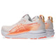 Et par Asics Gel-Kayano 33 løbesko til kvinder i farven White/Vivid Coral er udstillet, hvor den ene sko er placeret lidt bag den anden, hvilket fremhæver både side- og bagfra-udsigten. Disse stabilitetssko giver fremragende støtte, hvilket gør dem perfekte til behagelige løbeture.