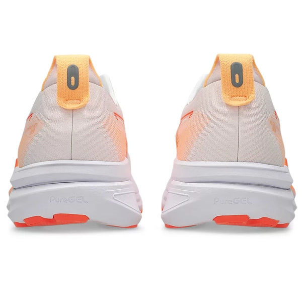Bagfra-billede af to par Asics Gel-Kayano 33 Dame-løbesko i farvekombinationen hvid/Vivid Coral med lysbeige overdel, detaljer og trækflapper i farven Vivid Coral (orange) samt hvide mellemsåler med påskriften »PureGEL«. Ydersålerne har sektioner i farven Vivid Coral. Disse stabilitetssko er designet til at give ekstra støtte. Baggrunden er ensfarvet hvid.