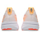 Bagfra-billede af to par Asics Gel-Kayano 33 Dame-løbesko i farvekombinationen hvid/Vivid Coral med lysbeige overdel, detaljer og trækflapper i farven Vivid Coral (orange) samt hvide mellemsåler med påskriften »PureGEL«. Ydersålerne har sektioner i farven Vivid Coral. Disse stabilitetssko er designet til at give ekstra støtte. Baggrunden er ensfarvet hvid.