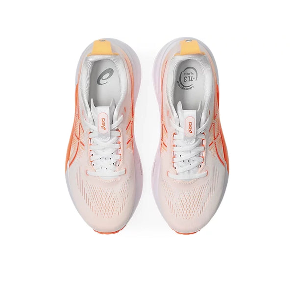 Et par Asics Gel-Kayano 33 løbesko til kvinder i farven White/Vivid Coral vises set ovenfra på en hvid baggrund. Disse stabilitetssko har hvide snørebånd og det karakteristiske Asics-logo på indersålen og tungen, hvilket kombinerer stilfuldt design med pålidelig støtte.