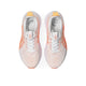 Et par Asics Gel-Kayano 33 løbesko til kvinder i farven White/Vivid Coral vises set ovenfra på en hvid baggrund. Disse stabilitetssko har hvide snørebånd og det karakteristiske Asics-logo på indersålen og tungen, hvilket kombinerer stilfuldt design med pålidelig støtte.