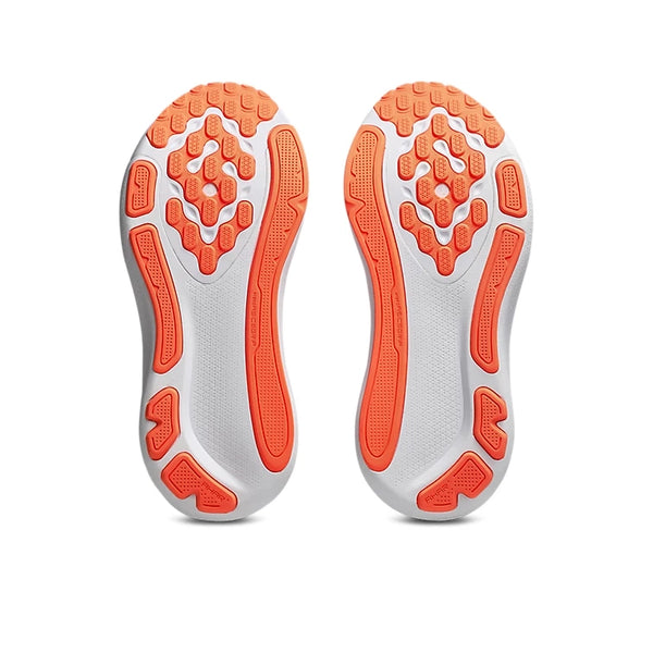 Et par Asics Gel-Kayano 33-såler til kvinder i farven hvid/levende koral med mønster i levende koralfarvet gummi er placeret side om side med tåspidserne vendt opad. Mønsteret består af sekskantede og buede former, der sikrer godt greb, hvilket afspejler det innovative design i denne nye og ubrugte model.