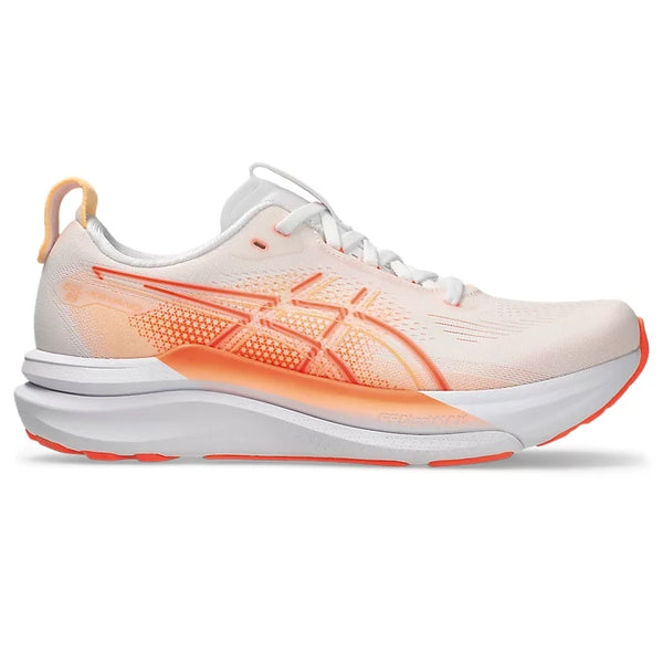 Asics Gel-Kayano 33 løbesko til kvinder har en hvid overdel i mesh med markante koralfarvede detaljer på ASICS-logoet, hælen og sålen. Denne løbesko har snørelukning og en let forhøjet, polstret mellemsål, der er designet til at give øget komfort og støtte.