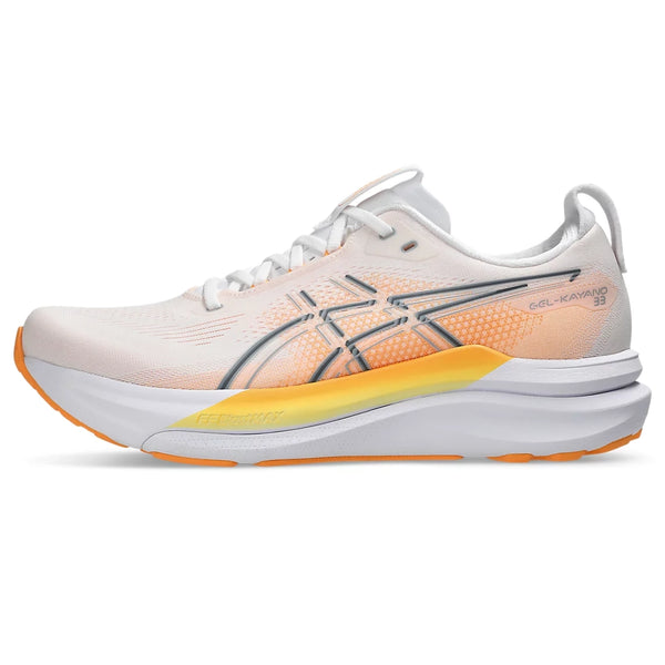 Et billede set fra siden af Asics Gel-Kayano 33 løbesko til mænd i farven White/Stadium Orange, med orange og gule farveovergange, grå detaljer og en hvid sål med orange mønster. Skoen har en åndbar mesh-overdel og fungerer som en stabilitetssko, hvilket sikrer støtte under hele løbeturen.