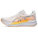 Et billede set fra siden af Asics Gel-Kayano 33 løbesko til mænd i farven White/Stadium Orange, med orange og gule farveovergange, grå detaljer og en hvid sål med orange mønster. Skoen har en åndbar mesh-overdel og fungerer som en stabilitetssko, hvilket sikrer støtte under hele løbeturen.