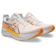 Et par Asics Gel-Kayano 33 stabilitetssko til mænd i farvekombinationen Hvid/Stadium Orange, med en hvid overdel med orange detaljer, en mellemsål med farveovergang fra gul til orange, markante ASICS-logo-overlag og en struktureret orange ydersål. Skoene er afbilledet i en vinkel på en hvid baggrund.