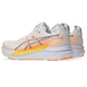 Et par Asics Gel-Kayano 33 herreløbesko i farvekombinationen hvid/Stadium Orange, vist set fra siden og bagfra. Disse løbesko har en tyk hvid og orange sål samt en overdel i mesh, hvilket giver komfort og støtte til løbere, der er på udkig efter en pålidelig stabilitetssko.