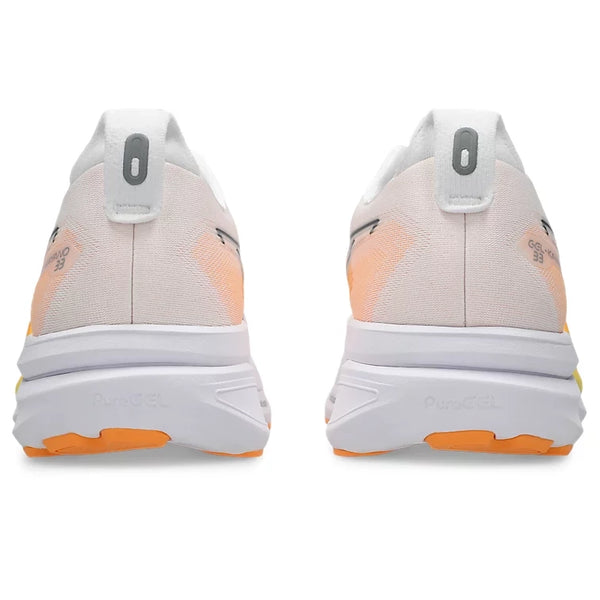 Bagfra-billede af et par Asics Gel-Kayano 33 herreløbesko i farvekombinationen White/Stadium Orange, der er holdt i lyse fersken- og hvide nuancer med gule og orange detaljer, grå hælstropper og “PureGEL” præget på de hvide mellemsåler – en stilfuld hyldest til Asics’ berømte stabilitetssko.