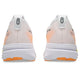 Bagfra-billede af et par Asics Gel-Kayano 33 herreløbesko i farvekombinationen White/Stadium Orange, der er holdt i lyse fersken- og hvide nuancer med gule og orange detaljer, grå hælstropper og “PureGEL” præget på de hvide mellemsåler – en stilfuld hyldest til Asics’ berømte stabilitetssko.