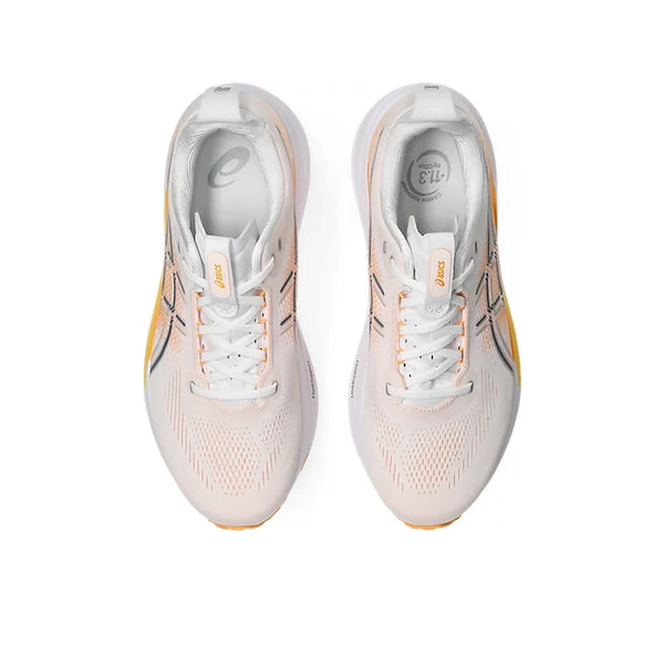 Ovenfra-billede af et par Asics Gel-Kayano 33 herresko i farvekombinationen hvid/Stadium Orange, med hvide snørebånd og et synligt mærkelogo på indlægssålerne. Disse stabilitetssko er placeret side om side på en hvid baggrund.