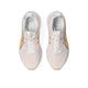 Ovenfra-billede af et par Asics Gel-Kayano 33 herresko i farvekombinationen hvid/Stadium Orange, med hvide snørebånd og et synligt mærkelogo på indlægssålerne. Disse stabilitetssko er placeret side om side på en hvid baggrund.