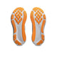 Et par såler til Asics Gel-Kayano 33 herreløbesko i farvekombinationen hvid og Stadium Orange er afbildet med oversiden opad for at fremhæve deres overvejende hvide grundfarve og de orange gummisålmønstre. Disse klassiske Asics-sko, der er vist på en ensfarvet hvid baggrund, er kendt for deres pålidelige greb og innovative design.
