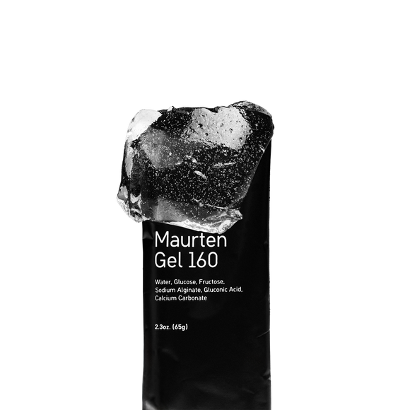 Et sort-hvidt billede viser en Maurten Gel 160, Neutral-pakke med struktureret hydrogel-energigel, der kommer ud af toppen. Forsiden viser ingredienser og produktinformation i hvid tekst.