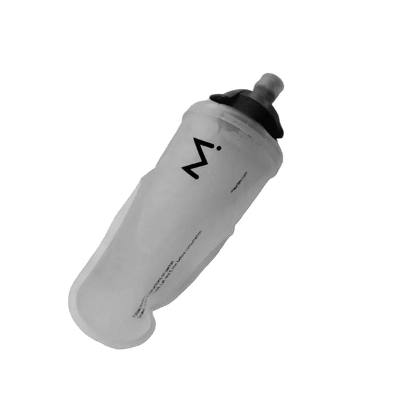 En Maurten Gel Mix-flaske på 350 ml med sort hætte ligger på en hvid overflade. Den gennemsigtige plastflaske, der minder om en løbeflaske, har et enkelt sort linjemønster og ser ud til at være delvist fyldt eller tom.