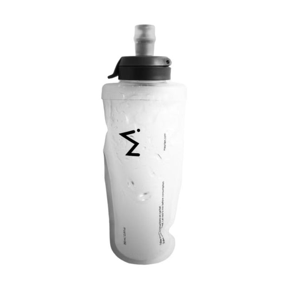 En gennemsigtig, bøjelig Maurten Gel Mix Flask-vandflaske på 350 ml med sort låg og tud, prydet med et minimalistisk sort Maurten-logo og en lille trykt tekst på en ensfarvet hvid baggrund – perfekt som energiflaske til træning eller som soft flask til løb.