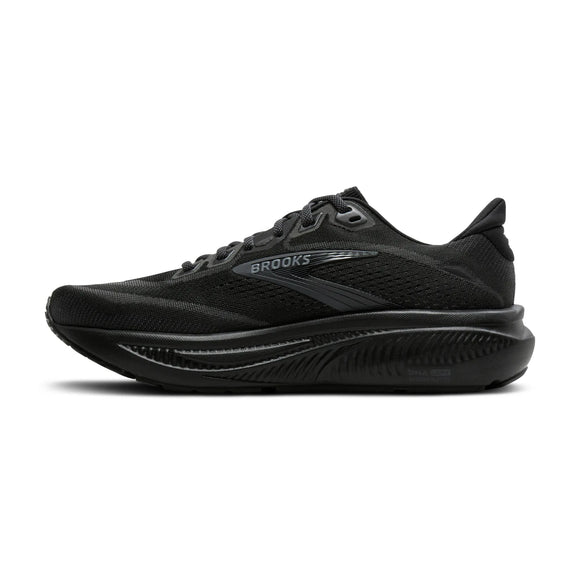 Et billede af Brooks Ghost 18 Dame-løbeskoen i farvekombinationen Black/Black/Ebony set fra siden vises på en hvid baggrund. Skoen har en overdel i mesh, snørelukning og en tyk, struktureret sål, der giver fremragende støddæmpning, samt Brooks-logoet på siden.