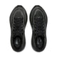 Oversigtsbillede af et par Brooks Ghost 18 Dame-løbesko i farvekombinationen Black/Black/Ebony med overdel i mesh, matte sorte snørebånd og Brooks-logoet synligt på tungen og på indersiden af hver sko. Disse løbesko fra Brooks, der er kendt for deres fremragende støddæmpning, vises side om side på en hvid baggrund.