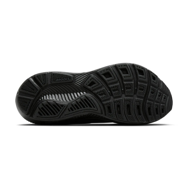 Billedet viser den sorte gummiydersål på Brooks Ghost 18, Dame (Black/Black/Ebony), der har et struktureret mønster med riller, der er designet til at give optimal greb og fleksibilitet. Brooks-logoet er placeret tæt på hælområdet og understreger skoens imponerende støddæmpning, der sikrer komfort under løbeturen.
