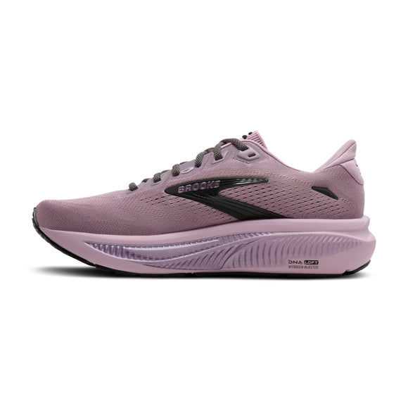 Brooks Ghost 18 Dame-løbeskoen i farven Elderberry/Black har en åndbar mesh-overdel, sort sål, sorte snørebånd og sort logo samt DNA LOFT v3-støddæmpning, der sikrer suveræn komfort på løbeturen.