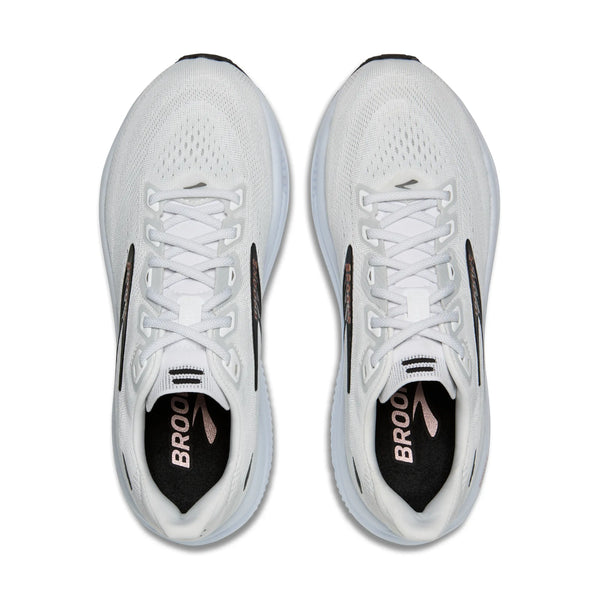 Brooks Ghost 18 Dame i White/Black/Rose Gold har overdel i mesh, hvide snørebånd, sorte sidedetaljer og "BROOKS" på indlægssålerne - ideel som løbesko til damer eller mængdetræningssko.