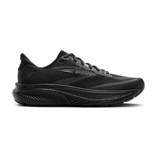 Et billede set fra siden af Brooks Ghost 18, en herreløbesko i farvekombinationen Sort/Sort/Ebony, viser skoens overdel i mesh, snørelukning og den stødabsorberende sål med »Ghost«-logoet på siden. Dette strømlinede design med diskrete mørkegrå detaljer er det perfekte valg for dem, der søger komfortable herreløbesko.