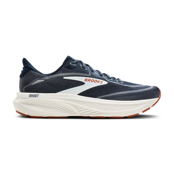 Brooks Ghost 18 herreløbeskoen i farvekombinationen Navy Blazer/Red Earth/Blue har en overdel i mesh, en hvid mellemsål, en brun ydersål, orange detaljer samt BROOKS- og GHOST-logoer på siden.